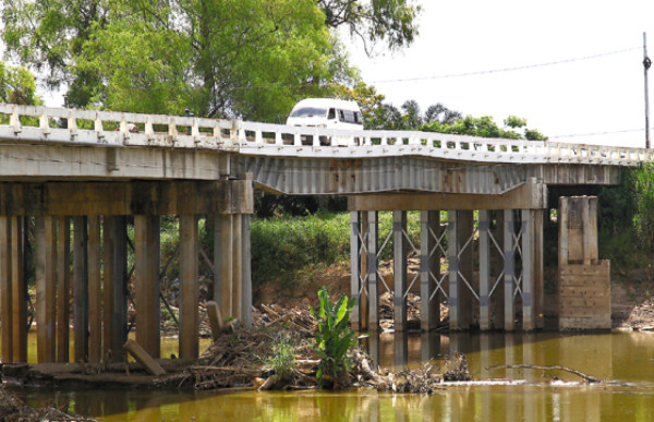 Rehabilitan paso sobre puente de río Motagua