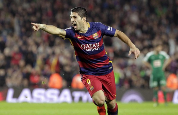 Luis Suárez se luce con triplete y le da triunfo al Barça