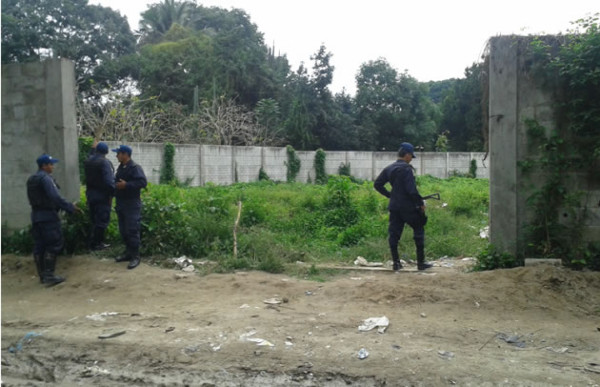 En solar baldío hallan muertos a dos jóvenes