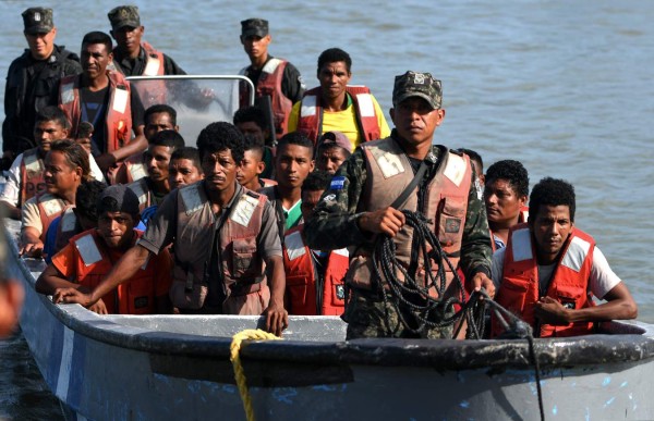 Llegan a la Base Naval los 49 pescadores rescatados de Miss Francely
