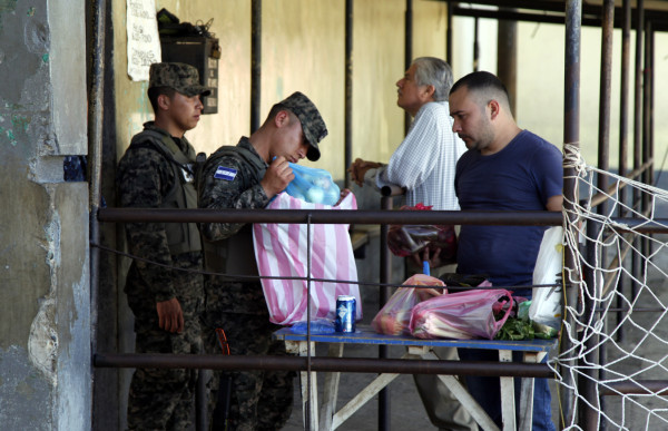 Presos ahora hasta regalan sus celulares por bloqueo de señal
