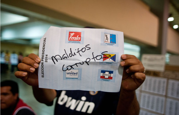 Oficialista salvadoreño consolida ventaja sin lograr triunfo en primera ronda