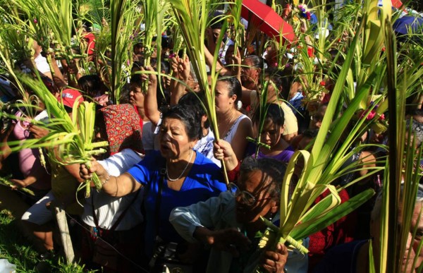 Miles en San Pedro Sula salen a las calles a bendecir sus ramos
