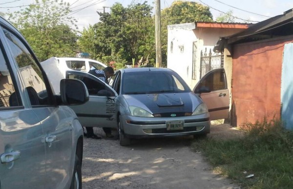 Hallan dos hombres muertos dentro de carro en La Ceiba