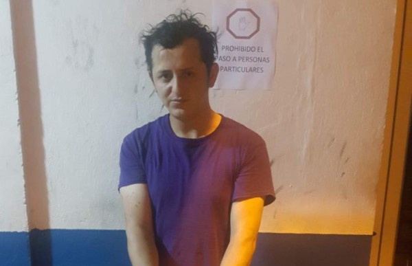 Detienen a hombre después de atacar a su mujer dentro de su restaurante