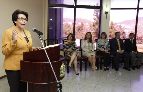 Juan Orlando Hernández pone pie firme y mano dura en política exterior