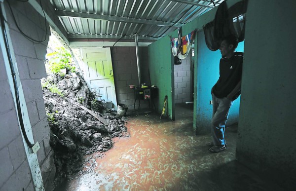 Lluvias continuarán por 24 horas más en 10 departamentos del país