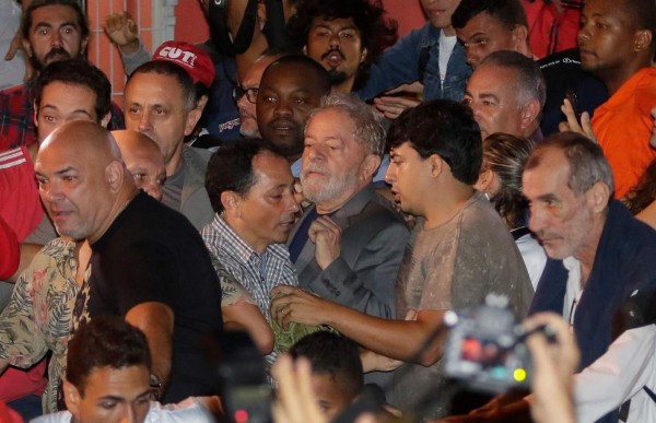 Lula llegó a la cárcel de Curitiba donde empezará a cumplir su sentencia
