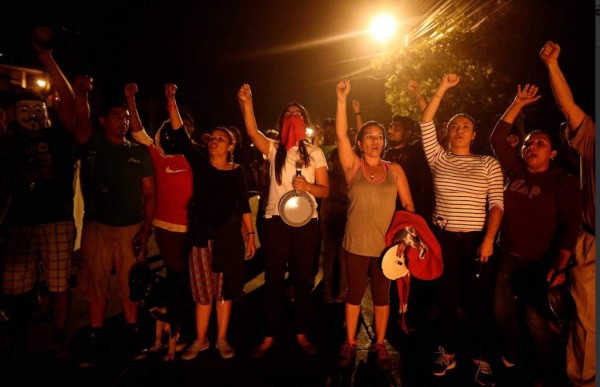 Suena por segunda noche el 'cacerolazo' en barrios y colonias de Honduras