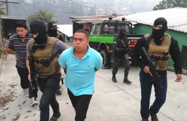 Tegucigalpa: Capturan a supuestos miembros de la Pandilla 18 con indumentaria policial