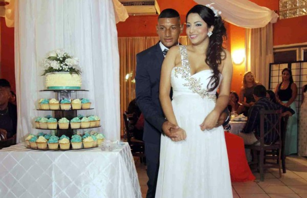 Futbolista Bryan Acosta contrae matrimonio en La Ceiba