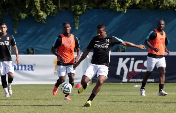 Arnold Peralta y Boniek García siguen entre algodones