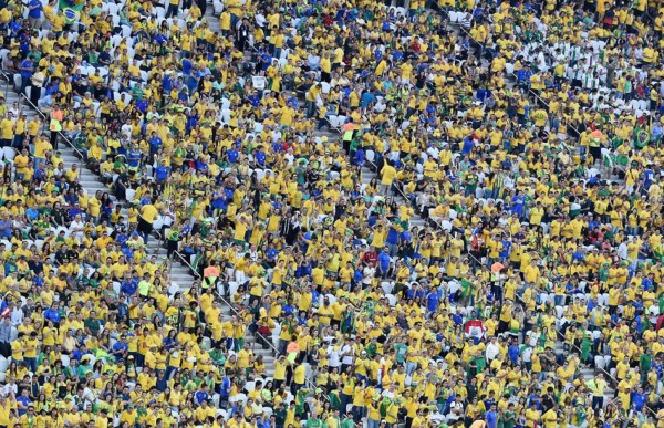 Neymar y un penal inexistente alivian el estreno de Brasil