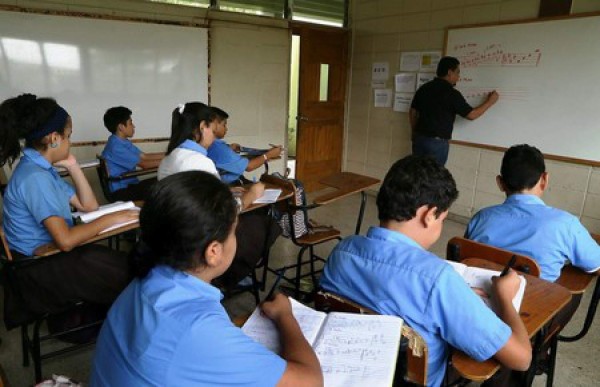 Alumnos de la Victoriano López no recibirán título