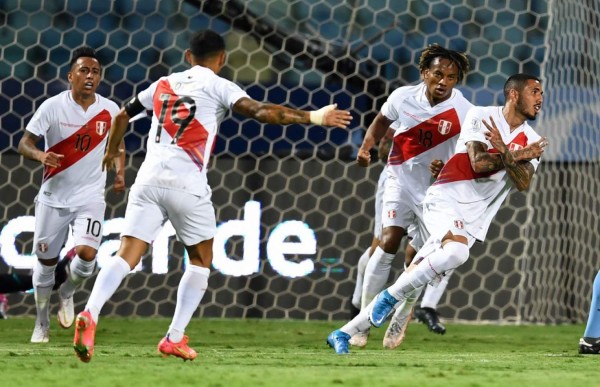 Peru's Sergio Pena (R) celebrates after scoring against Colombia during their Conmebol Copa America 2021 football tournament group phase match at the Olympic Stadium in Goiania, Brazil, on June 20, 2021. (Photo by EVARISTO SA / AFP)