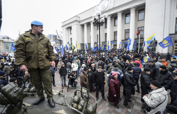 Ucrania elige a presidente temporal y advierte a Rusia sobre agresiones