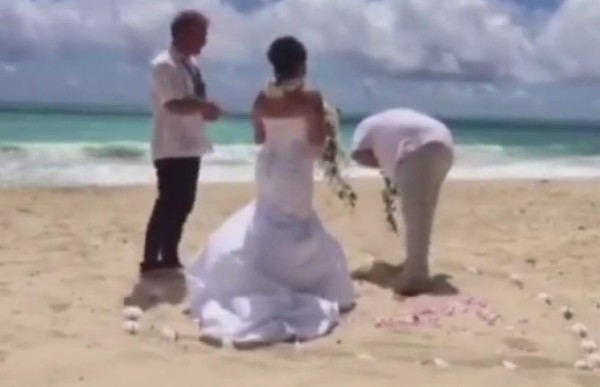 Ataque de vomito en su boda le impide besar en la boca a su novia