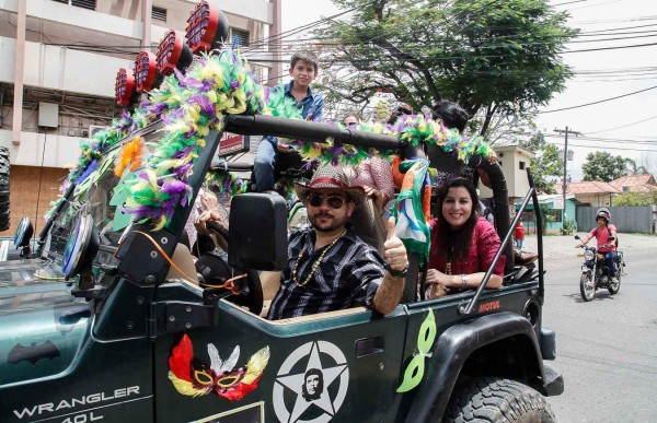 Desfile de caballos purasangres engalana la Feria
