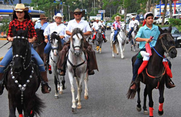 Ni caballos ni motos permitirán en desfile de carrozas de la Feria Juniana