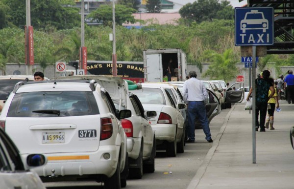 Pasajeros sufren por altas tarifas de taxis sampedranos