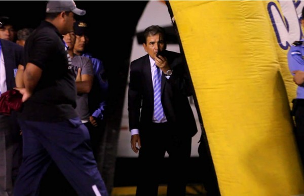 VIDEO: Pinto terminó dirigiendo a Honduras con un radio