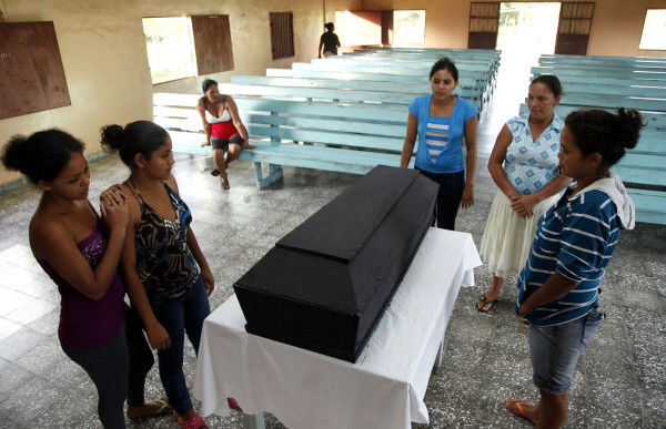 Entierran a niña de cuatro años asesinada en Colón, Honduras