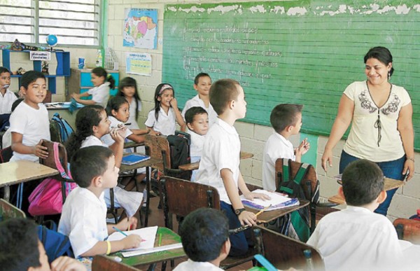 El inglés se asoma a las aulas de escuelas públicas