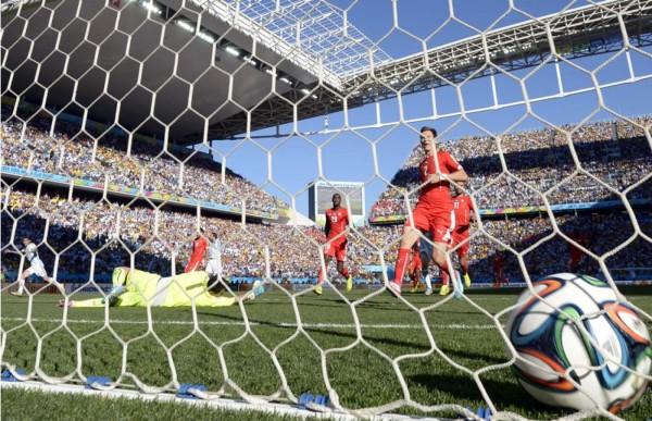 Di María se viste de Ángel y lleva a Argentina a cuartos