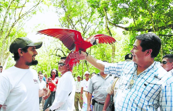 Juan Orlando Hernández colocará primera piedra de aeródromo