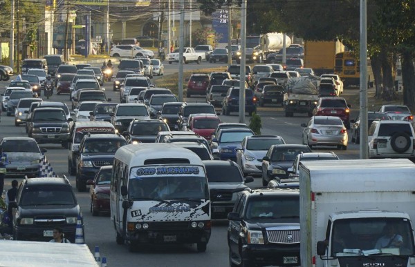 Más de medio millón de carros colapsan calles de San Pedro Sula