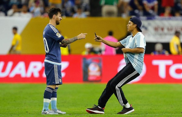 Aficionado se le arrodilló a Messi en pleno partido