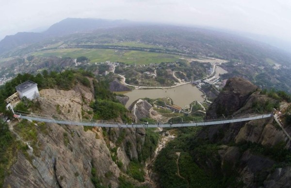 China completa el puente de cristal más largo del mundo