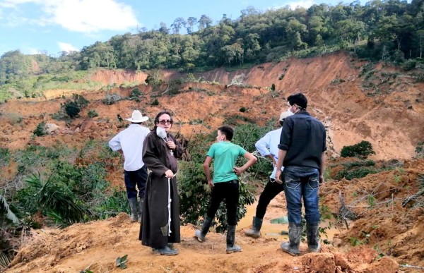Con sotana y botas de hule clama por aldea La Reina