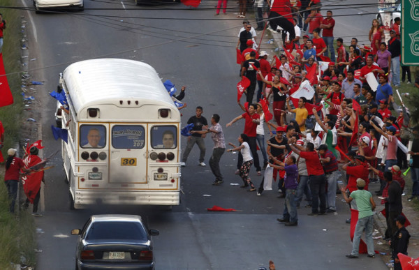 Seguidores de Libre lanzan piedras a buses de activistas del Partido Nacional