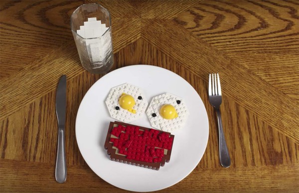 Un original desayuno hecho con piezas de Lego