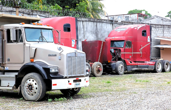 Buscan cadáveres en local donde hallaron arsenal