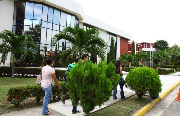 Más de 1,200 profesores estudian a distancia en la Pedagógica