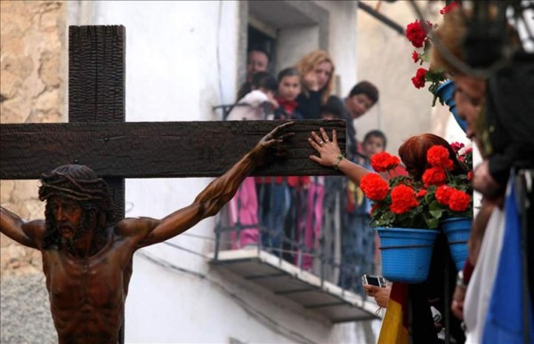 Prohíben a mujeres ir a procesiones con escote y falda corta