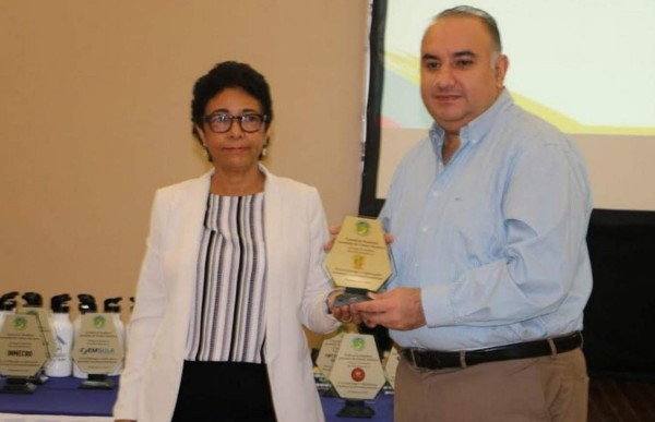 Reconocen a empresas y líderes que apoyan la juventud en Honduras