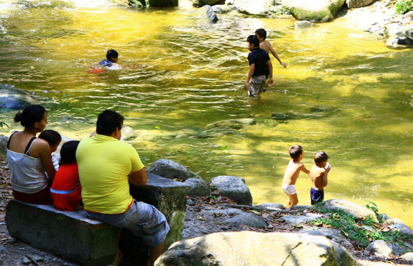 Policías y Bomberos dan seguridad en ríos