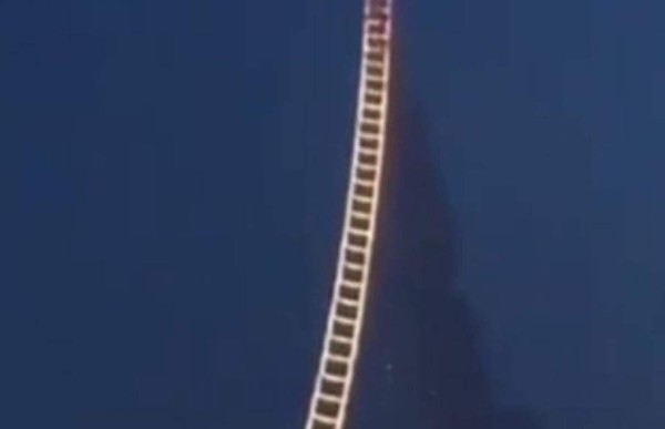 Sorprendente 'escalera al cielo' realizada por fuegos artificiales