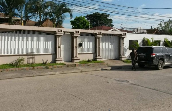 Allanan casas en La Ceiba en busca de banda delictiva
