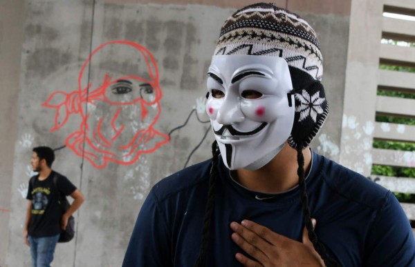 Estudiantes de Odontología se enfrentan a miembros del MEU