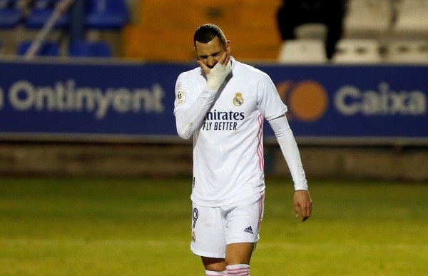 GRAF4367. ALCOY (ALICANTE), 20/01/2021.- El delantero del Real Madrid Karim Benzema tras el partido de dieciseisavos de final de la Copa del Rey que Alcoyano y Real Madrid jugaron este miércoles en el estadio El Collao, en Alcoy (Alicante). EFE/ Manuel Lorenzo