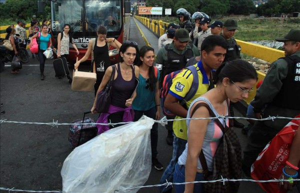 Venezuela deporta masivamente a colombianos