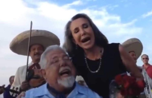 Captan a Doña Florinda y al Profesor Jirafales cantando 'Somos cursis'