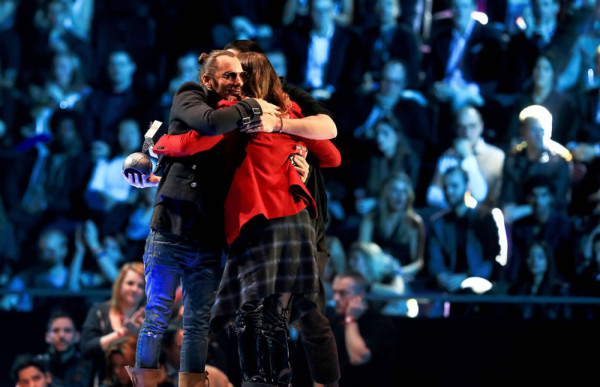 Miley Cyrus se fuma las críticas en los EMA 2013