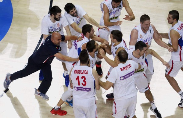Serbia da paliza a Brasil en cuartos de final del mundial de baloncesto