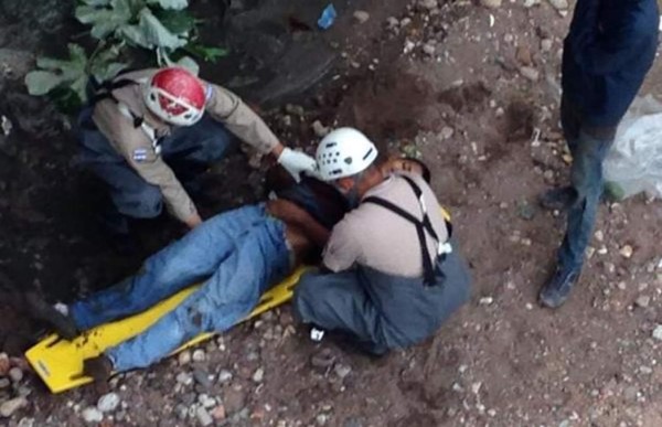 Rescatan con vida a hondureño que se lanzó de un puente en Tegucigalpa