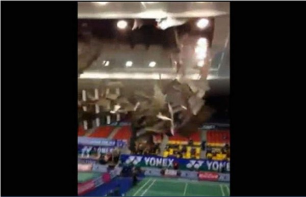 Video: Techo cae sobre estadio en pleno torneo internacional